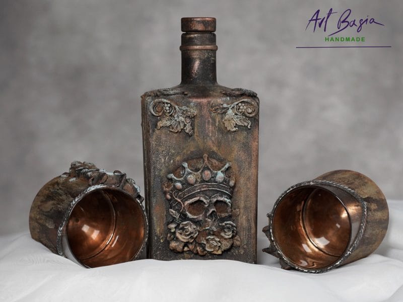 Artystyczna karafka fantasy z czaszką w koronie, efektem naturalnej rdzy i szlagmetalem – ręcznie zdobione szkło z upcyklingu ArtBasia