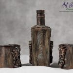 Artystyczna karafka fantasy z czaszką w koronie, efektem naturalnej rdzy i szlagmetalem – ręcznie zdobione szkło z upcyklingu ArtBasia