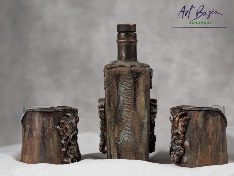 Artystyczna karafka fantasy z czaszką w koronie, efektem naturalnej rdzy i szlagmetalem – ręcznie zdobione szkło z upcyklingu ArtBasia