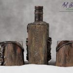 Artystyczna karafka fantasy z czaszką w koronie, efektem naturalnej rdzy i szlagmetalem – ręcznie zdobione szkło z upcyklingu ArtBasia