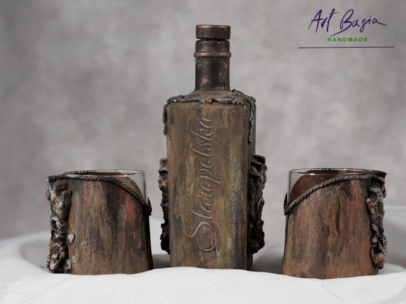 Artystyczna karafka fantasy z czaszką w koronie, efektem naturalnej rdzy i szlagmetalem – ręcznie zdobione szkło z upcyklingu ArtBasia
