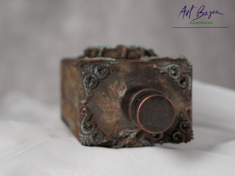 Detal artystycznej karafki fantasy – relief z gliny czaszka w koronie, efekt rdzy i patyny ArtBasia