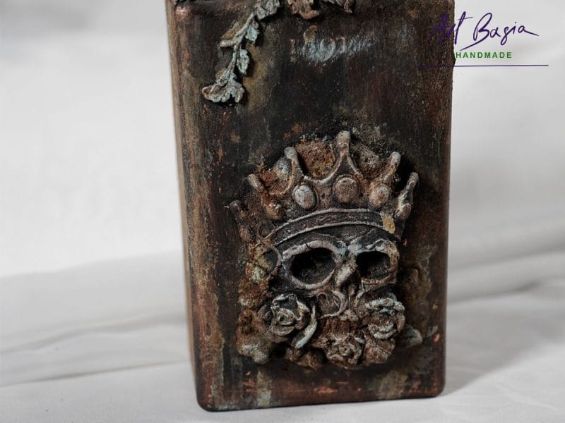 Detal artystycznej karafki fantasy – relief z gliny czaszka w koronie, efekt rdzy i patyny ArtBasia