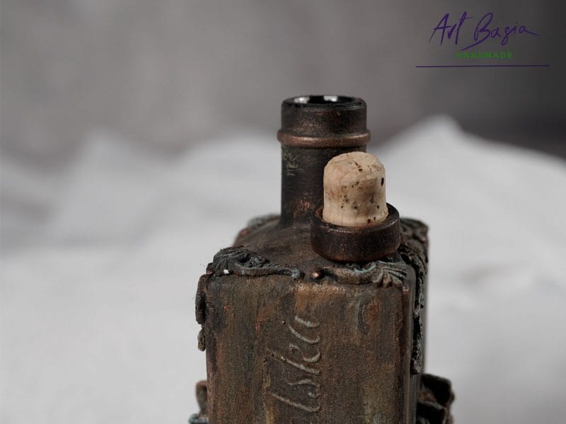 Szyjka artystycznej karafki fantasy z korkiem – efekt rdzy, patyna i szlagmetal ArtBasia