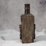 Bok artystycznej karafki fantasy z efektem naturalnej rdzy, patyny i szlagmetalu – ręcznie zdobione szkło ArtBasia