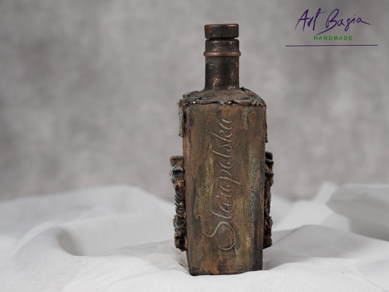 Bok artystycznej karafki fantasy z efektem naturalnej rdzy, patyny i szlagmetalu – ręcznie zdobione szkło ArtBasia