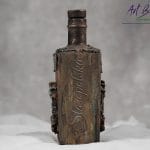 Bok artystycznej karafki fantasy z efektem naturalnej rdzy, patyny i szlagmetalu – ręcznie zdobione szkło ArtBasia