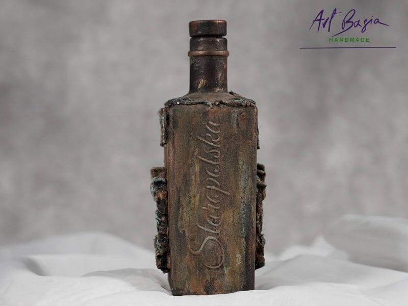 Bok artystycznej karafki fantasy z efektem naturalnej rdzy, patyny i szlagmetalu – ręcznie zdobione szkło ArtBasia