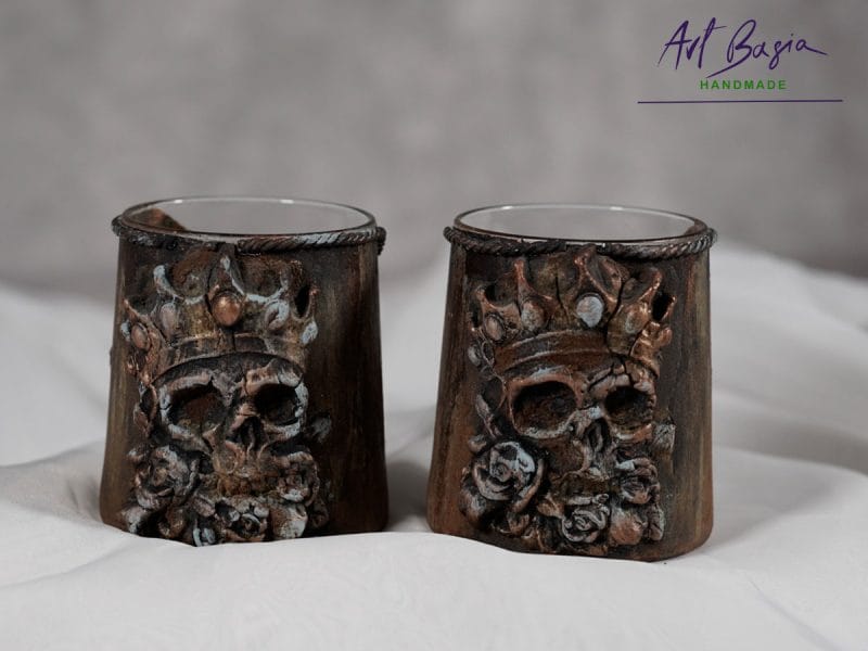 Artystyczne szklanki fantasy z reliefem czaszki w koronie, efektem rdzy i patyny – ręcznie zdobione szkło ArtBasia