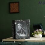 Drewniana szkatułka księga antracytowa, ręcznie zdobiona grafiką kobiety oraz ornamentami 3D