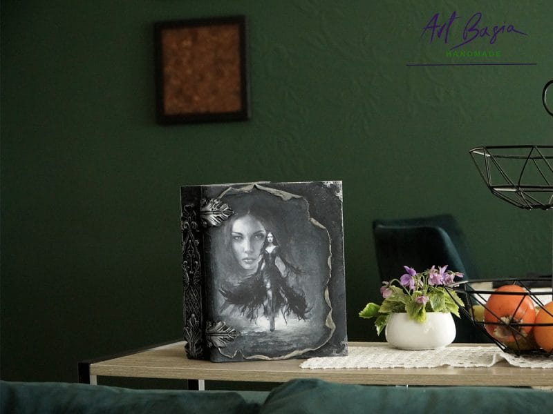 Drewniana szkatułka księga antracytowa, ręcznie zdobiona grafiką kobiety oraz ornamentami 3D