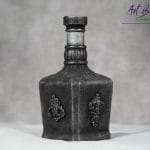 Artystyczna karafka fantasy z reliefem z gliny, patyną i złotym szlagmetalem – ręcznie zdobione szkło z upcyklingu ArtBasia