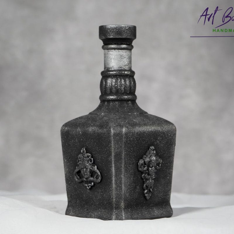 Artystyczna karafka fantasy z reliefem z gliny, patyną i złotym szlagmetalem – ręcznie zdobione szkło z upcyklingu ArtBasia