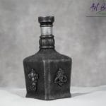 Artystyczna karafka fantasy z reliefem z gliny, patyną i złotym szlagmetalem – ręcznie zdobione szkło z upcyklingu ArtBasia