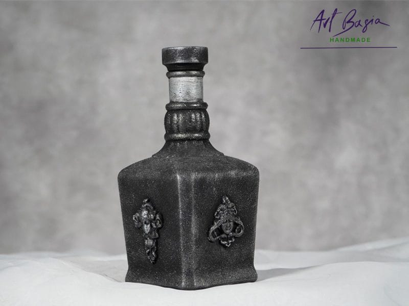 Artystyczna karafka fantasy z reliefem z gliny, patyną i złotym szlagmetalem – ręcznie zdobione szkło z upcyklingu ArtBasia
