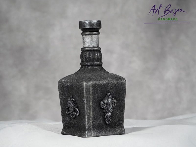 Artystyczna karafka fantasy z reliefem z gliny, patyną i złotym szlagmetalem – ręcznie zdobione szkło z upcyklingu ArtBasia