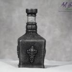 Artystyczna karafka fantasy z reliefem z gliny, patyną i złotym szlagmetalem – ręcznie zdobione szkło z upcyklingu ArtBasia