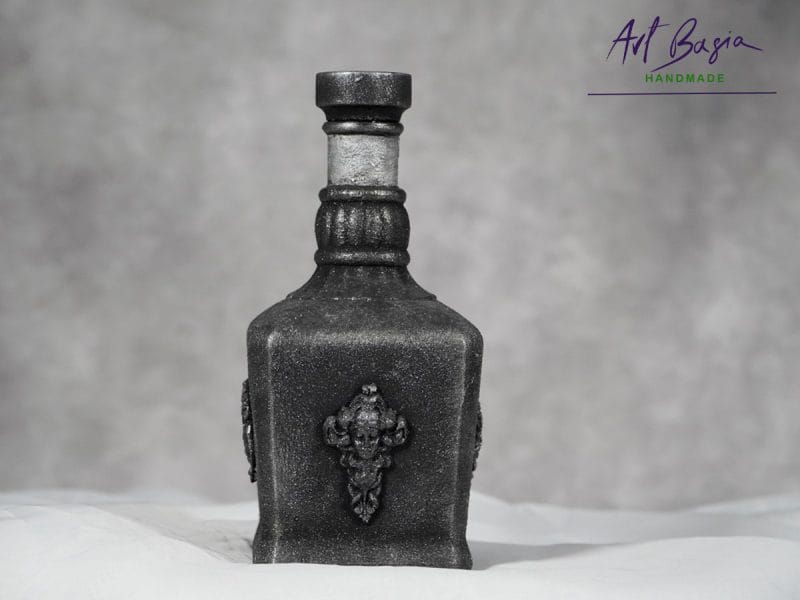 Artystyczna karafka fantasy z reliefem z gliny, patyną i złotym szlagmetalem – ręcznie zdobione szkło z upcyklingu ArtBasia