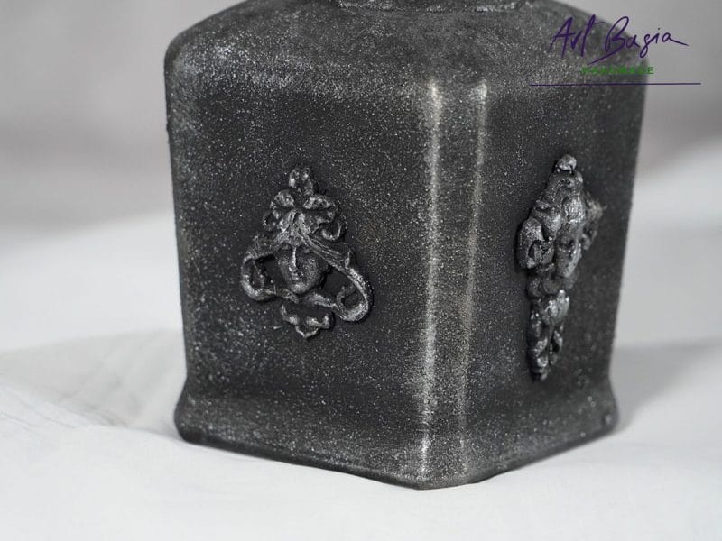 Artystyczna karafka fantasy z fakturą i reliefem z gliny – ręcznie zdobione szkło z upcyklingu ArtBasia