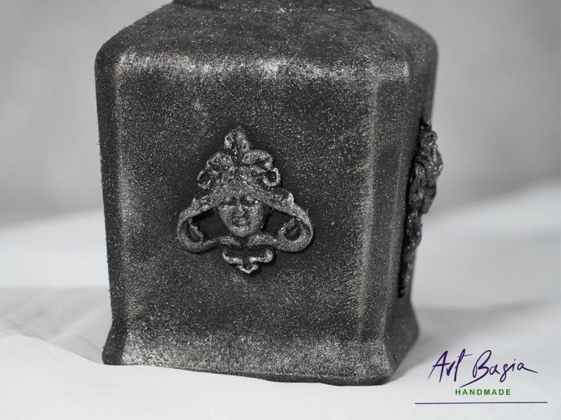 Artystyczna karafka fantasy z fakturą i reliefem z gliny – ręcznie zdobione szkło z upcyklingu ArtBasia