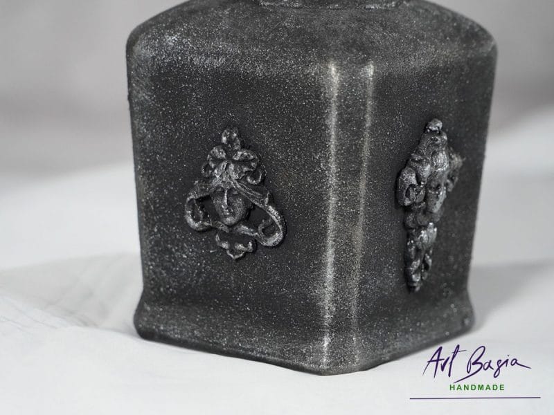 Artystyczna karafka fantasy z fakturą i reliefem z gliny – ręcznie zdobione szkło z upcyklingu ArtBasia