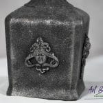 Artystyczna karafka fantasy z fakturą i reliefem z gliny – ręcznie zdobione szkło z upcyklingu ArtBasia