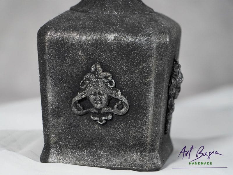 Artystyczna karafka fantasy z fakturą i reliefem z gliny – ręcznie zdobione szkło z upcyklingu ArtBasia