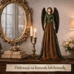 Smukła figurka anioła Rudzielec handmade w zielono-miedzianej sukni, ustawiona na stylowej komodzie w eleganckim wnętrzu vintage