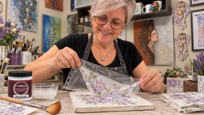 Przyklejanie serwetki bez zmarszczek metodą z folią i klejem Cadence Decoupage Plus
